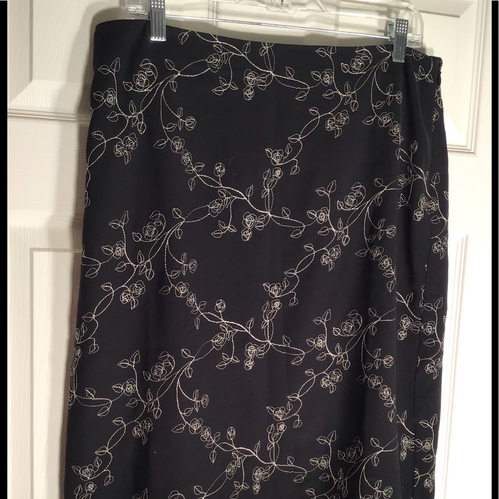 PENCIL SKIRT WITH EMBROIDERED FLORETS